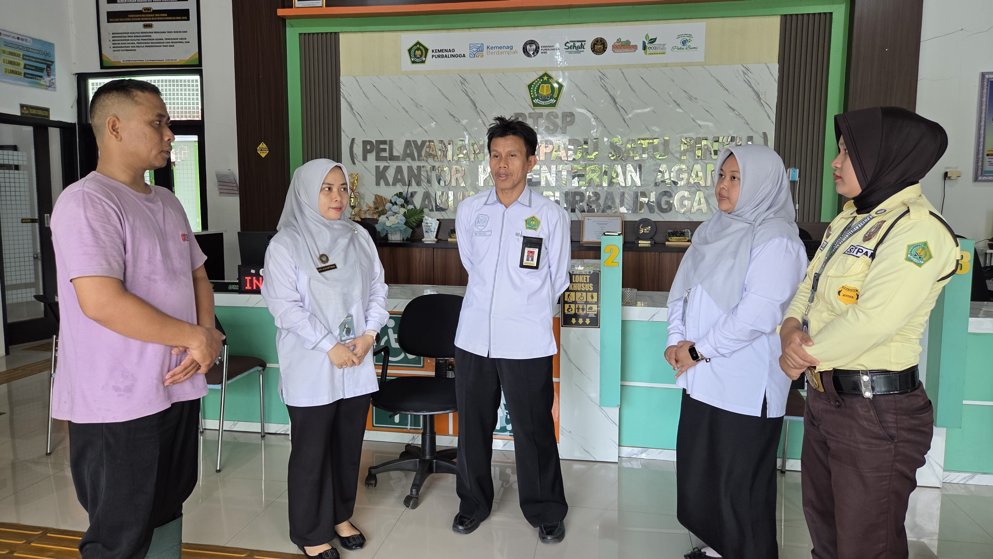 Wisnu Sudarman saat memimpin briefing pagi petugas Pelayanan Terpadu Satu Pintu (PTSP), Selasa (29/9/2026).