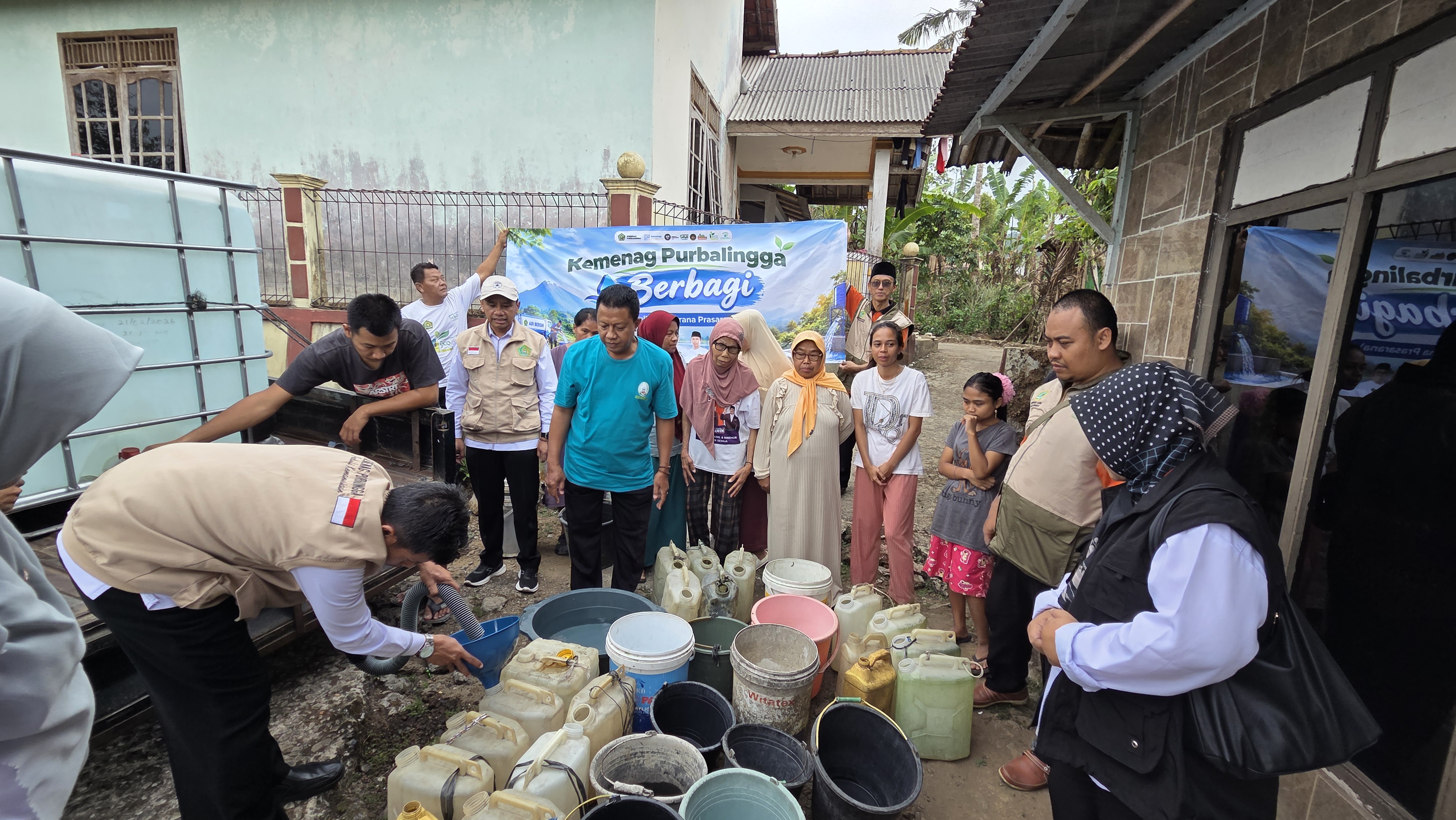 Kemenag Purbalingga Berbagi Air Bersih, Selasa (29/9/2026).