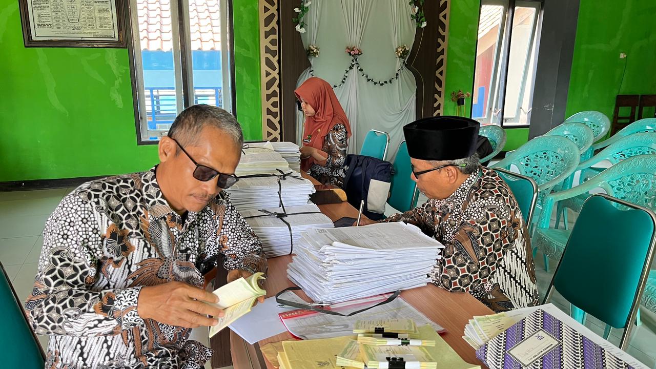 Seksi Bimbingan Masyarakat (Bimas) Islam Kantor Kementerian Agama Kabupaten Purbalingga melaksanakan monitoring dan evaluasi (monev) administrasi Nikah dan Rujuk (NR) di Kantor Urusan Agama (KUA) Kaligondang, Rabu (2/9/2026).