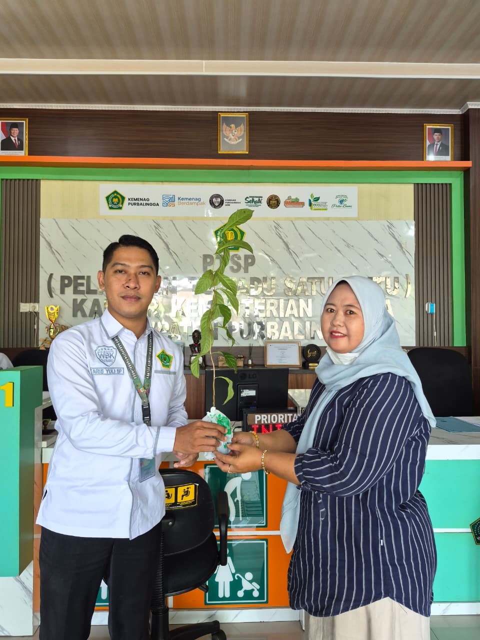 Pemberian bibit pohon sebagai implementasi Eco Offoce