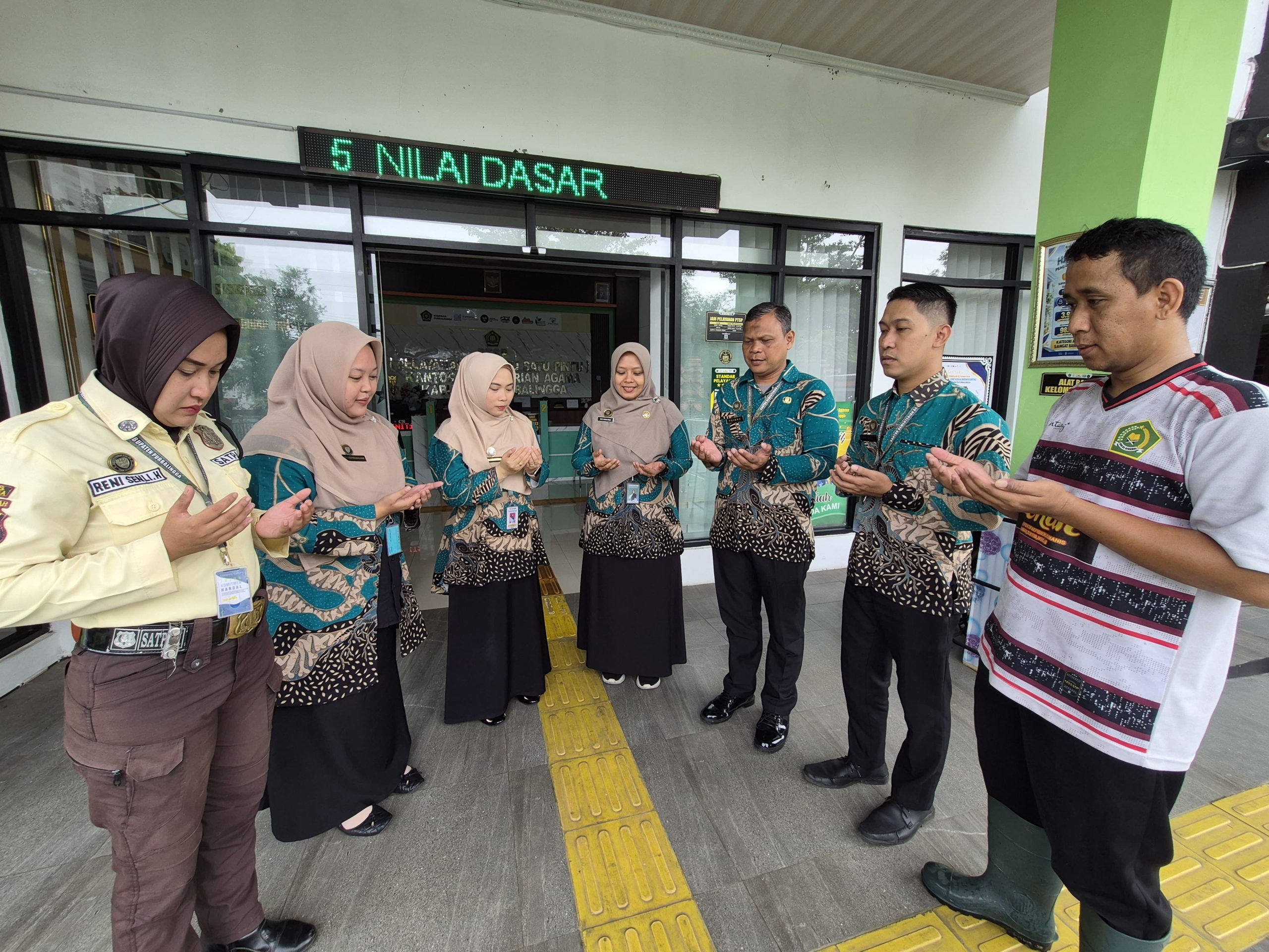 Mengawali aktivitas pelayanan, petugas Pelayanan Terpadu Satu Pintu (PTSP) Kantor Kementerian Agama Kabupaten Purbalingga mengikuti briefing pagi