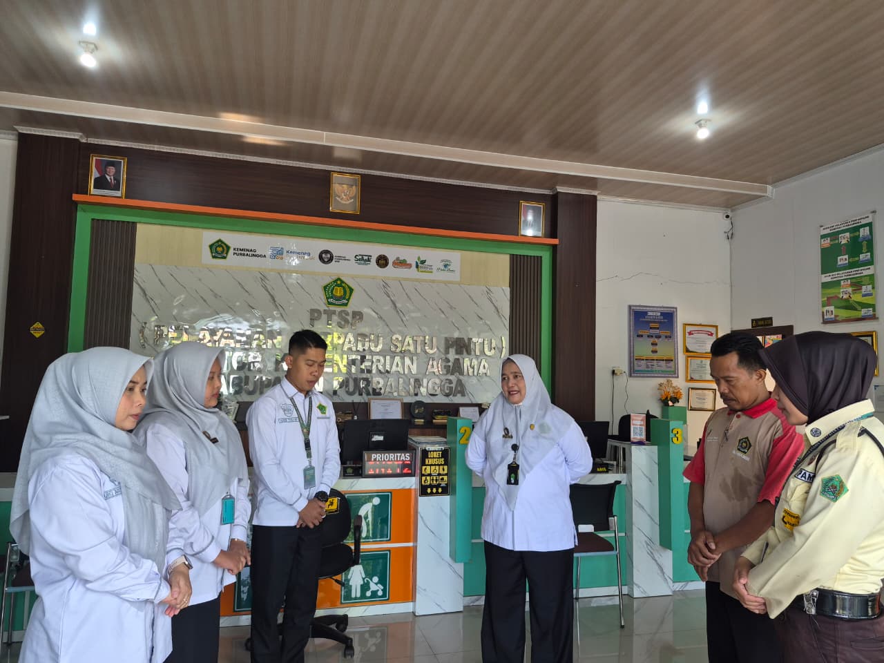 Penyelenggara Zakat dan Wakaf Kantor Kementerian Agama Kabupaten Purbalingga, Siti Honiah Mujiati, memberikan arahan dalam briefing pagi ASN di ruang PTSP, Selasa (6/10/2026).