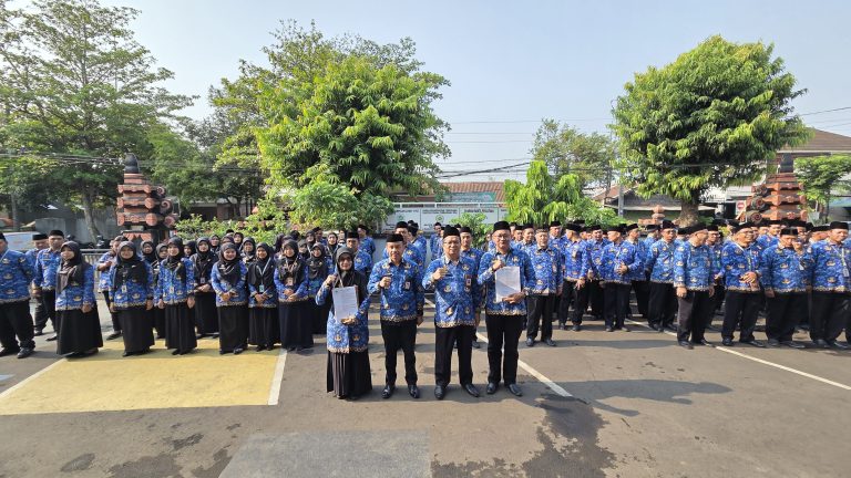 Upacara Peringatan Hari Kesaktian Pancasila, Kantor Kementerian Agama Kabupaten Purbalingga menyerahkan surat tugas kepada pengawas Madrasah Tsanawiyah (MTs) dan Madrasah Aliyah (MA)