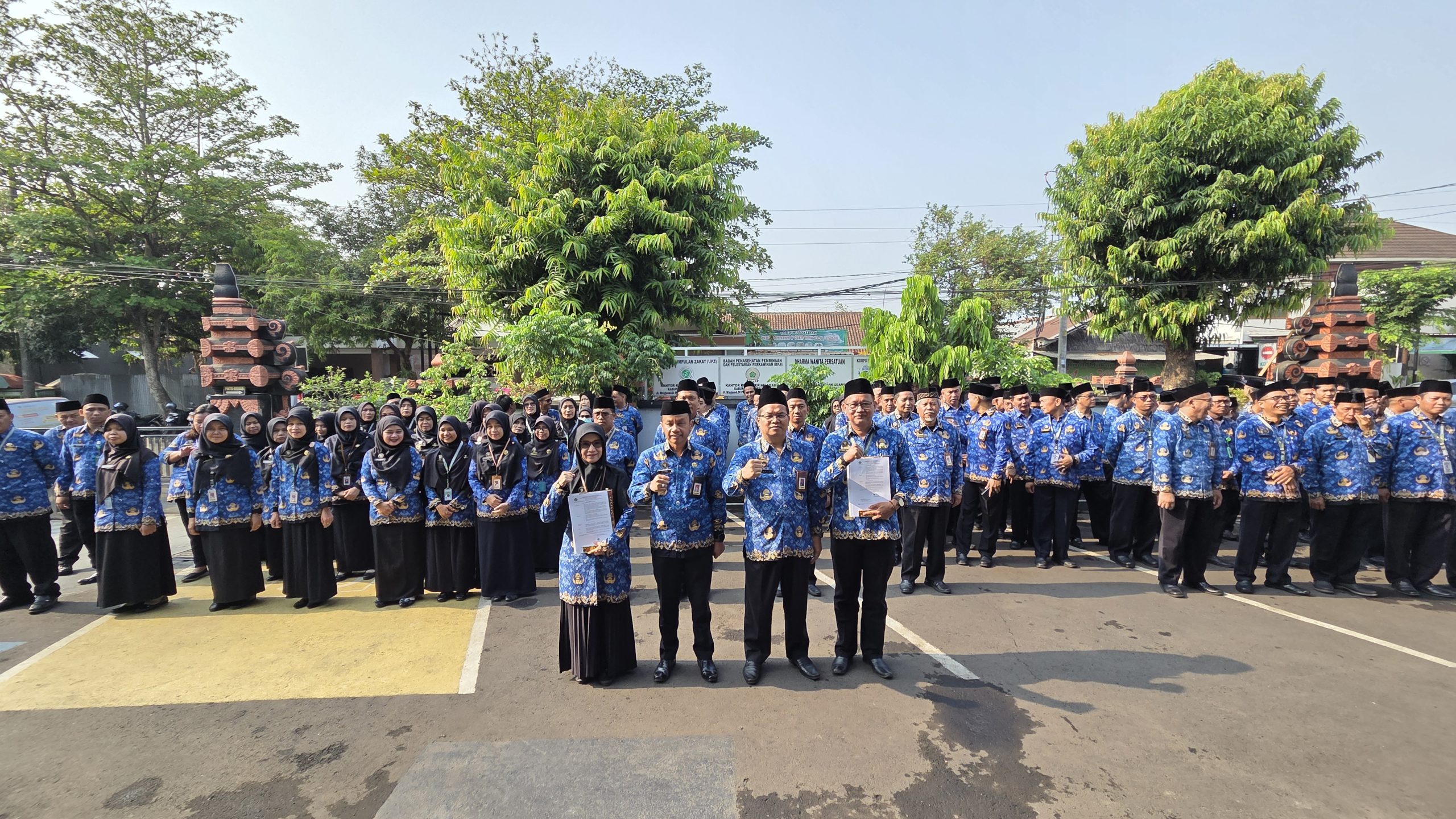 Upacara Peringatan Hari Kesaktian Pancasila, Kantor Kementerian Agama Kabupaten Purbalingga menyerahkan surat tugas kepada pengawas Madrasah Tsanawiyah (MTs) dan Madrasah Aliyah (MA)