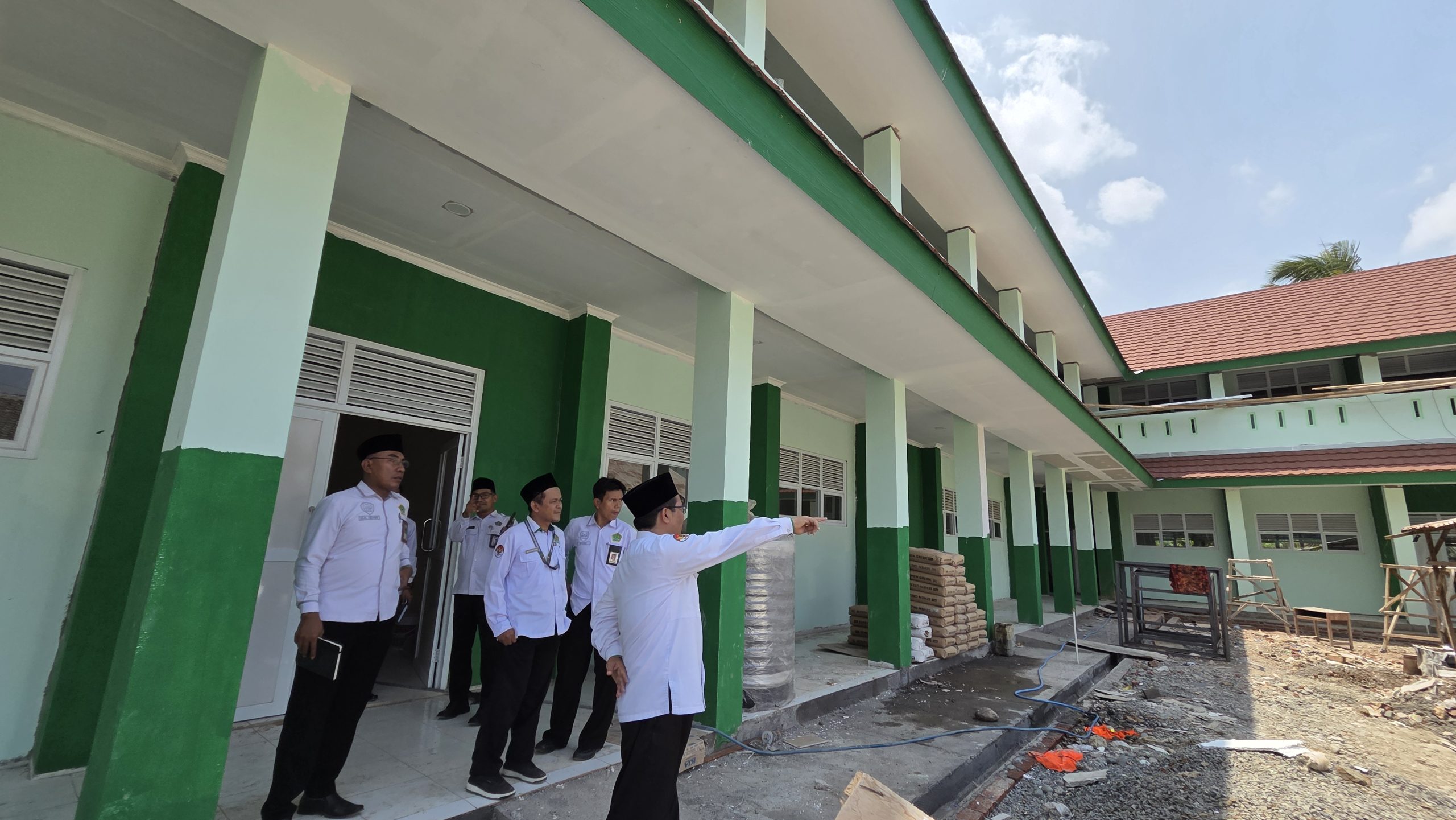 meninjau langsung progres pembangunan Program Hasil Terbaik Cepat (PHTC) di MTs Negeri 3 Purbalingga, Selasa (6/10/2026).