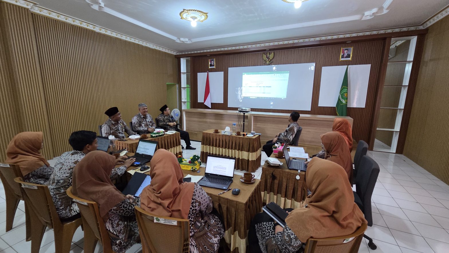 Kankemenag Purbalingga menggelar rapat persiapan FKP yang dipimpin Kepala Kantor Kemenag Kabupaten Purbalingga, H. Zahid Khasani, di Aula Galaksi, Rabu (7/10/2026).
