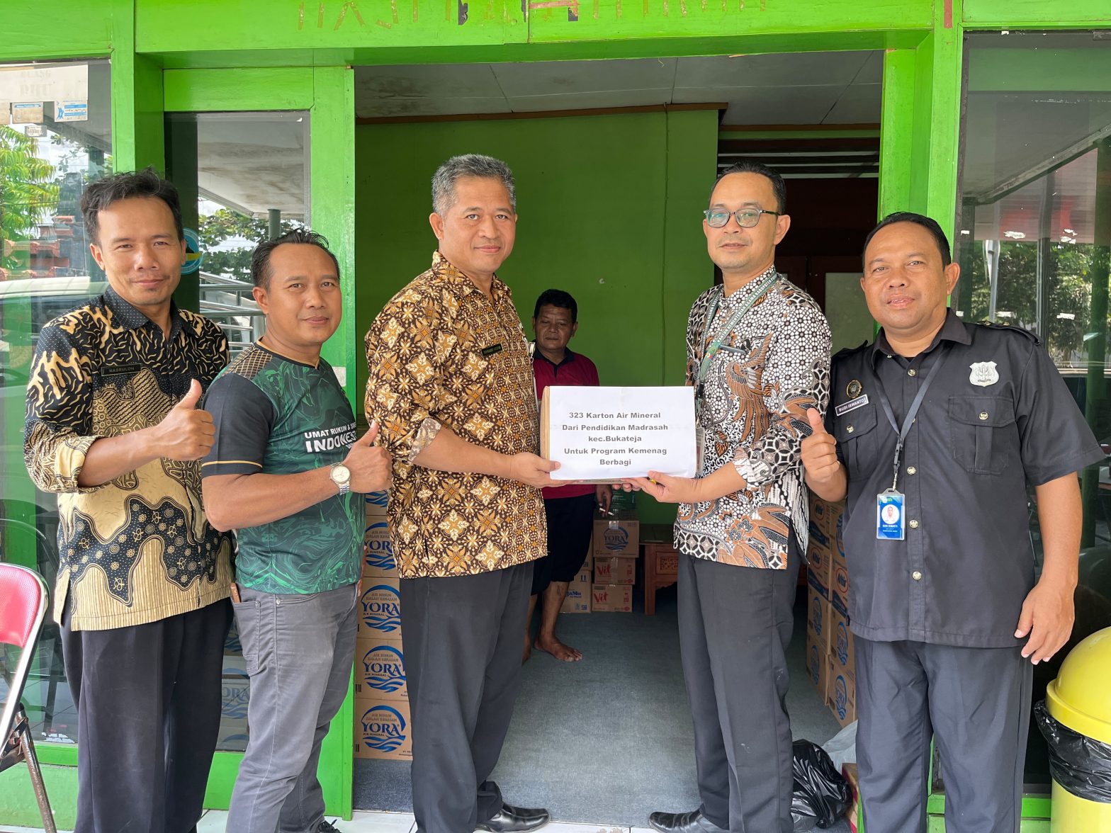 KUA dan Madrasah Kecamatan Bukateja donasi air mineral untuk Kemenag Berbagi