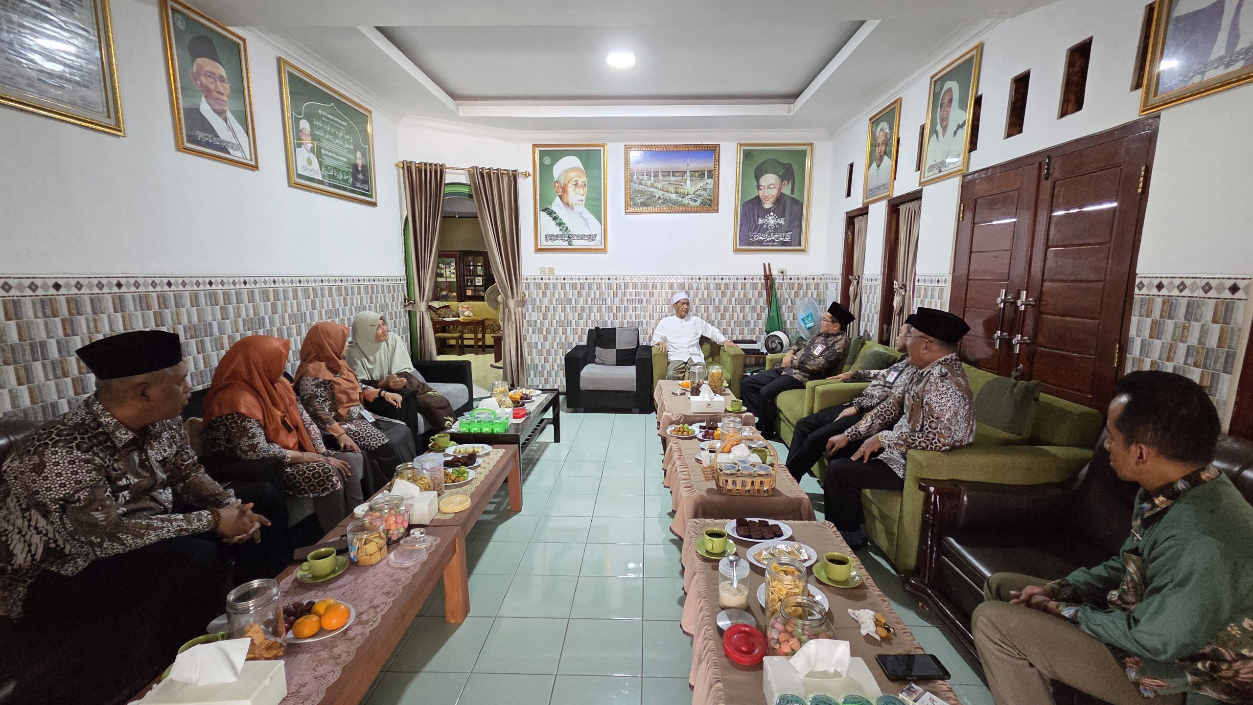 Kantor Kementerian Agama Kabupaten Purbalingga bersilaturahmi ke kediaman Pengasuh Pondok Pesantren Mambaul Ulum Tunjungmuli, Karangmoncol, K.H. Ahmad Masykur Husni, Rabu (7/10/2026).