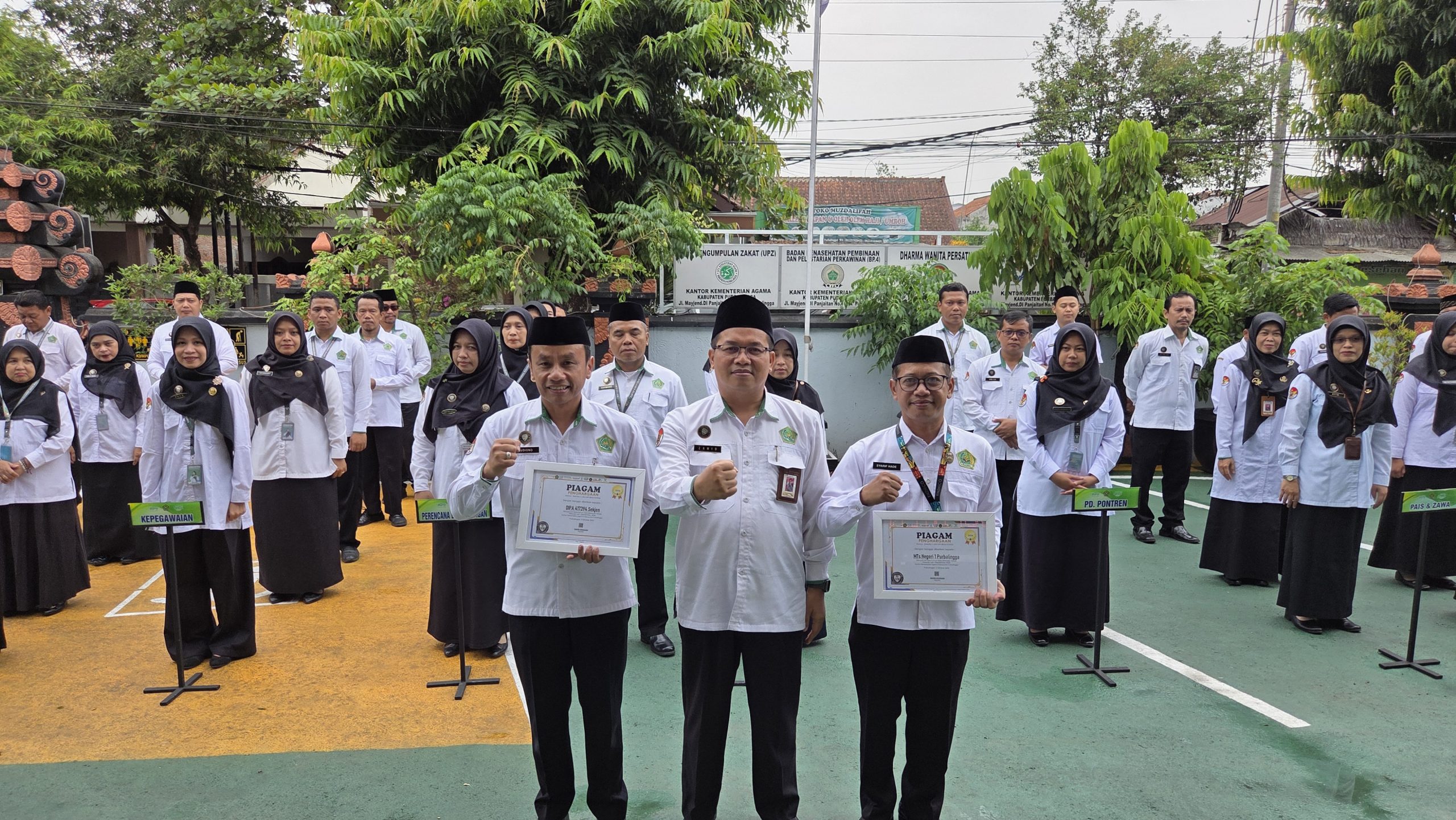 penyerahan penghargaan capaian kinerja terbaik kepada satuan kerja.