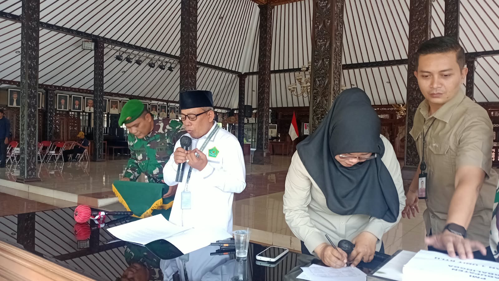 petugas pembaca doa pada pembukaan TNI Manunggal Membangun Desa (TMMD) Sengkuyung Tahap IV Tahun 2026