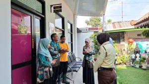 Analis Sumber Daya Manusia Aparatur (SDMA) Kemenag Purbalingga, Yusriani Rasyid, saat memberikan arahan dalam briefing pagi petugas Pelayanan Terpadu Satu Pintu (PTSP)