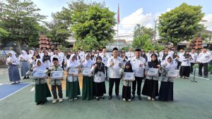 piagam penghargaan dan uang pembinaan kepada tujuh santri berprestasi dalam ajang Pekan Olahraga dan Seni Antar Diniyah (PORSADIN) VIII tingkat Provinsi Jawa Tengah Tahun 2026