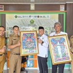 Terima Karya Juara Kaligrafi MAPSI SD, Kemenag Purbalingga Apresiasi Kreativitas dan Kecintaan Siswa pada Seni Islami