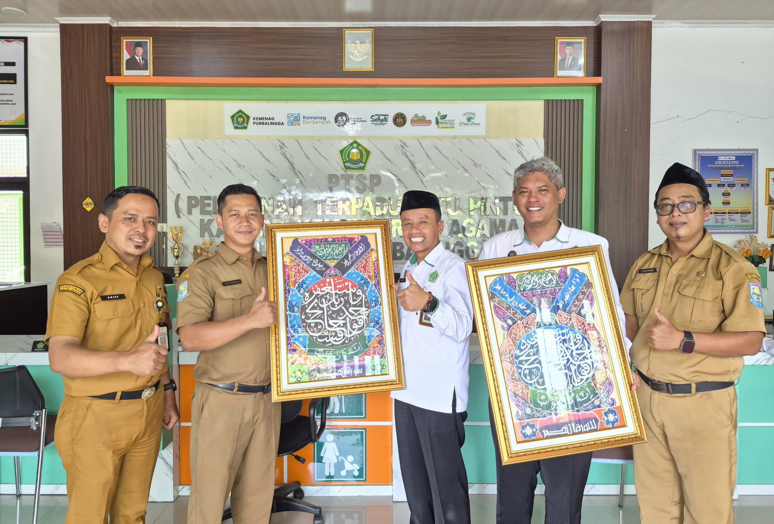 menerima hasil karya kaligrafi para juara cabang lomba kaligrafi putra dalam Mata Pelajaran Pendidikan Agama Islam dan Seni Islami (MAPSI) jenjang Sekolah Dasar (SD) tingkat Kabupaten Purbalingga.