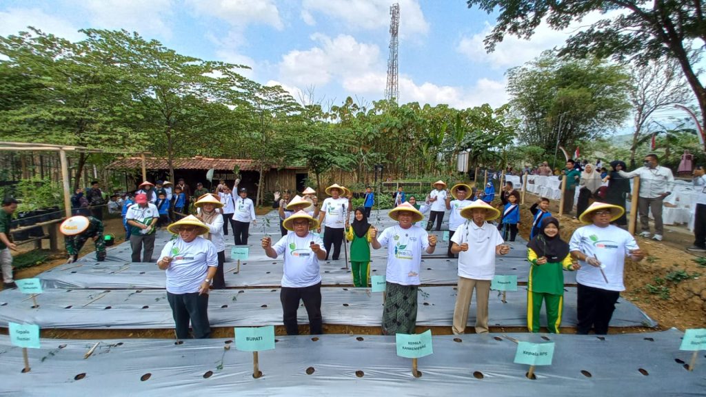 Urab Mendoan Jadi Laboratorium Hidup, Murid Madrasah Belajar Bertani Sejak Dini