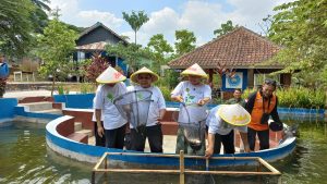 Urab Mendoan Jadi Laboratorium Hidup, Murid Madrasah Belajar Bertani Sejak Dini