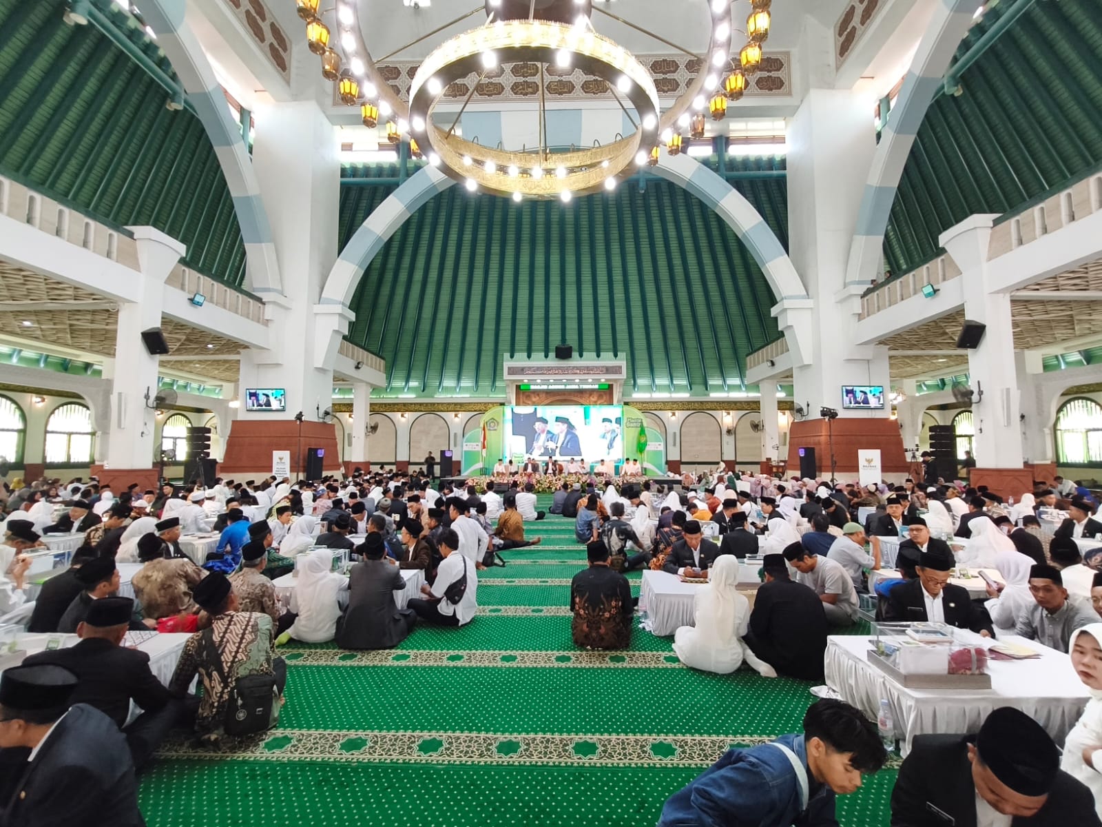 menyaksikan langsung pelaksanaan Program Pak Nyai Bu Nyai Mantu yang digelar di Masjid Agung Jawa Tengah, Semarang, Rabu (21/10/2026).
