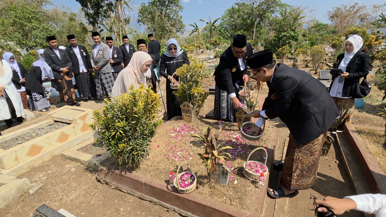 berziarah ke makam K.H. Mohammad Cholil, tokoh perintis Muhammadiyah di Purbalingga, di Penaruban, Kaligondang, Kamis (22/10/2026).