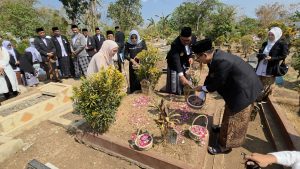 berziarah ke makam K.H. Mohammad Cholil, tokoh perintis Muhammadiyah di Purbalingga, di Penaruban, Kaligondang, Kamis (22/10/2026).