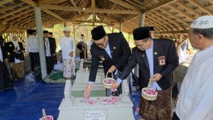 ziarah ke makam Kiai Taftazani, Ketua PCNU pertama Kabupaten Purbalingga, di Dagan, Bobotsari, Kamis (22/10/2026).