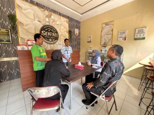 Petugas Pelayanan Terpadu Satu Pintu (PTSP) Kantor Kementerian Agama Kabupaten Purbalingga terus menjaga kualitas pelayanan melalui briefing pagi yang diisi dengan sharing dan evaluasi bersama, Jumat (23/10/2026).