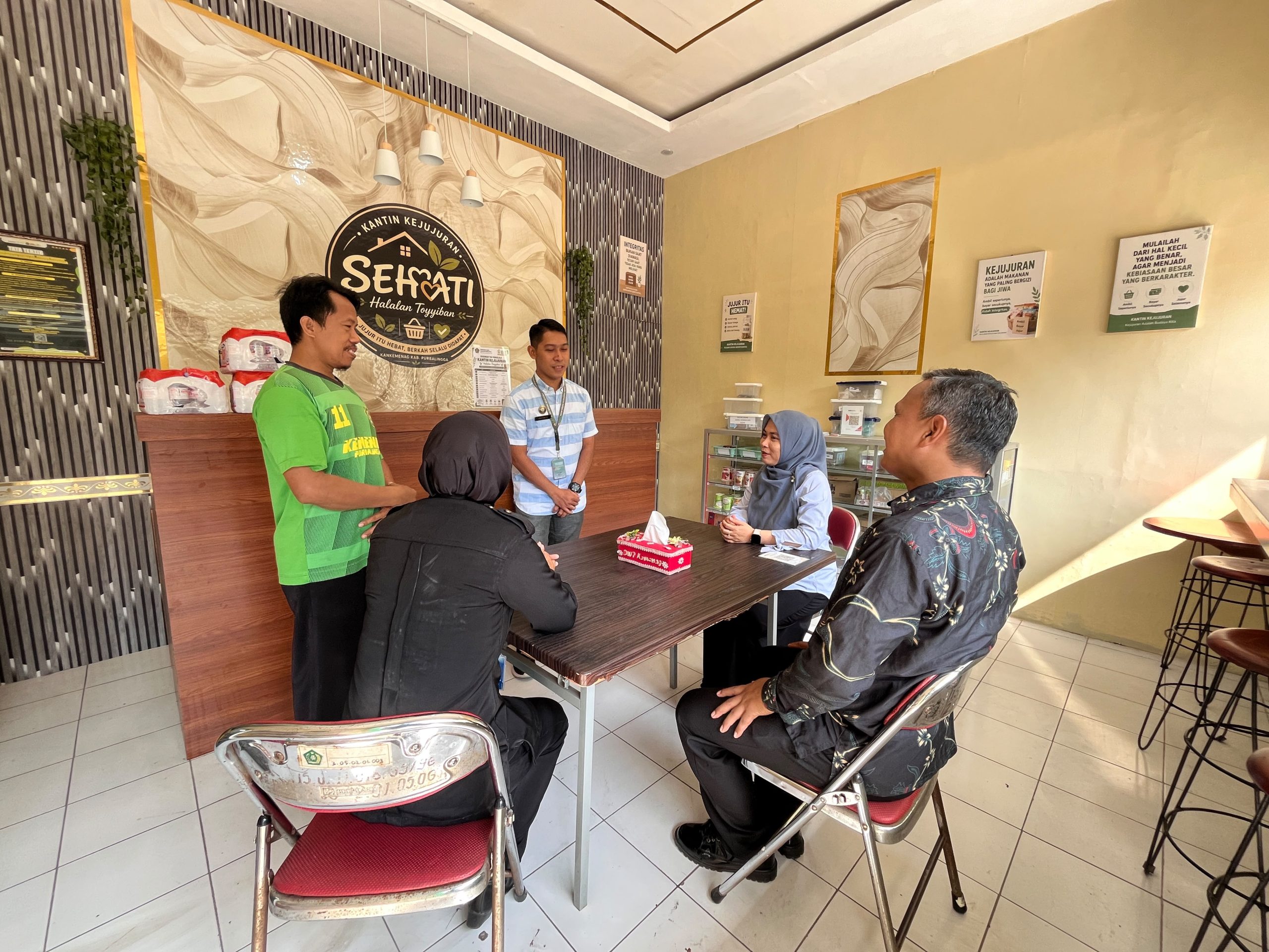 Petugas Pelayanan Terpadu Satu Pintu (PTSP) Kantor Kementerian Agama Kabupaten Purbalingga terus menjaga kualitas pelayanan melalui briefing pagi yang diisi dengan sharing dan evaluasi bersama, Jumat (23/10/2026).