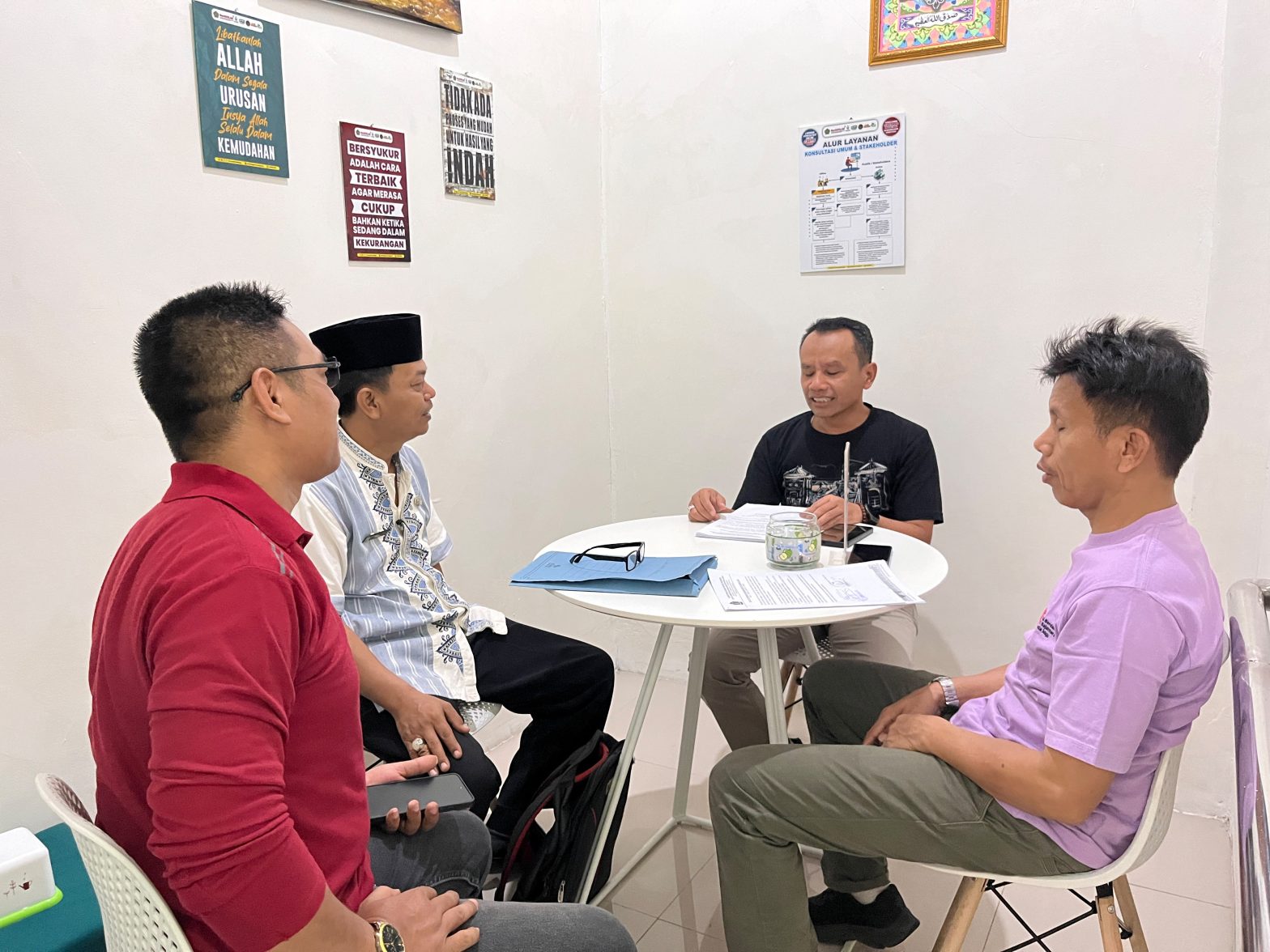 konsultasi dari tim panitia pemilihan kepala desa (Pilkades) terkait layanan klarifikasi ijazah calon kepala desa, Jumat (23/10/2026).