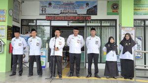 Suasana haru dan penuh kehangatan mewarnai apel Senin pagi di halaman Kantor Kementerian Agama Kabupaten Purbalingga, Senin (26/10/2026).