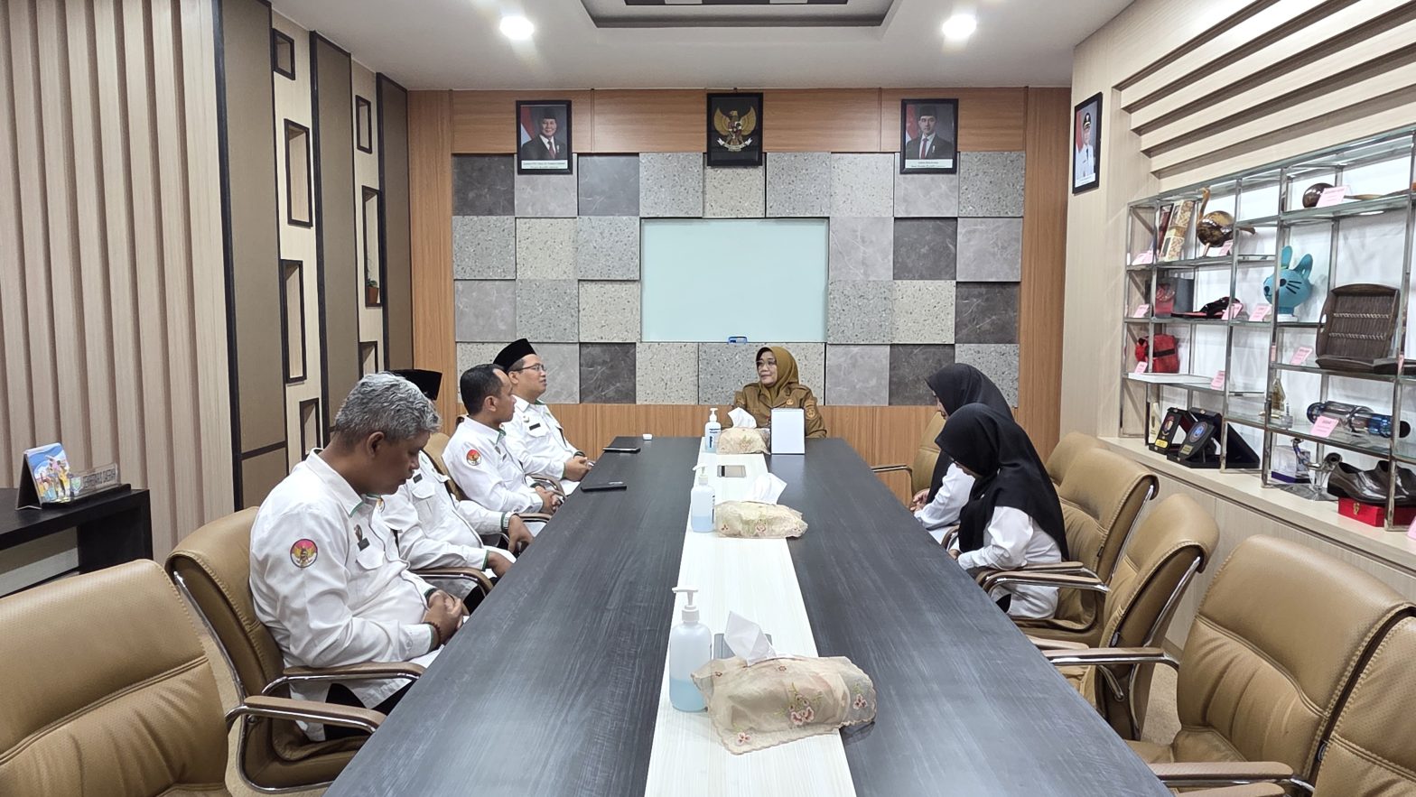 silaturahmi sekaligus pamitan H. Zahid Khasani dengan Sekretaris Daerah Kabupaten Purbalingga, Herni Sulasti,