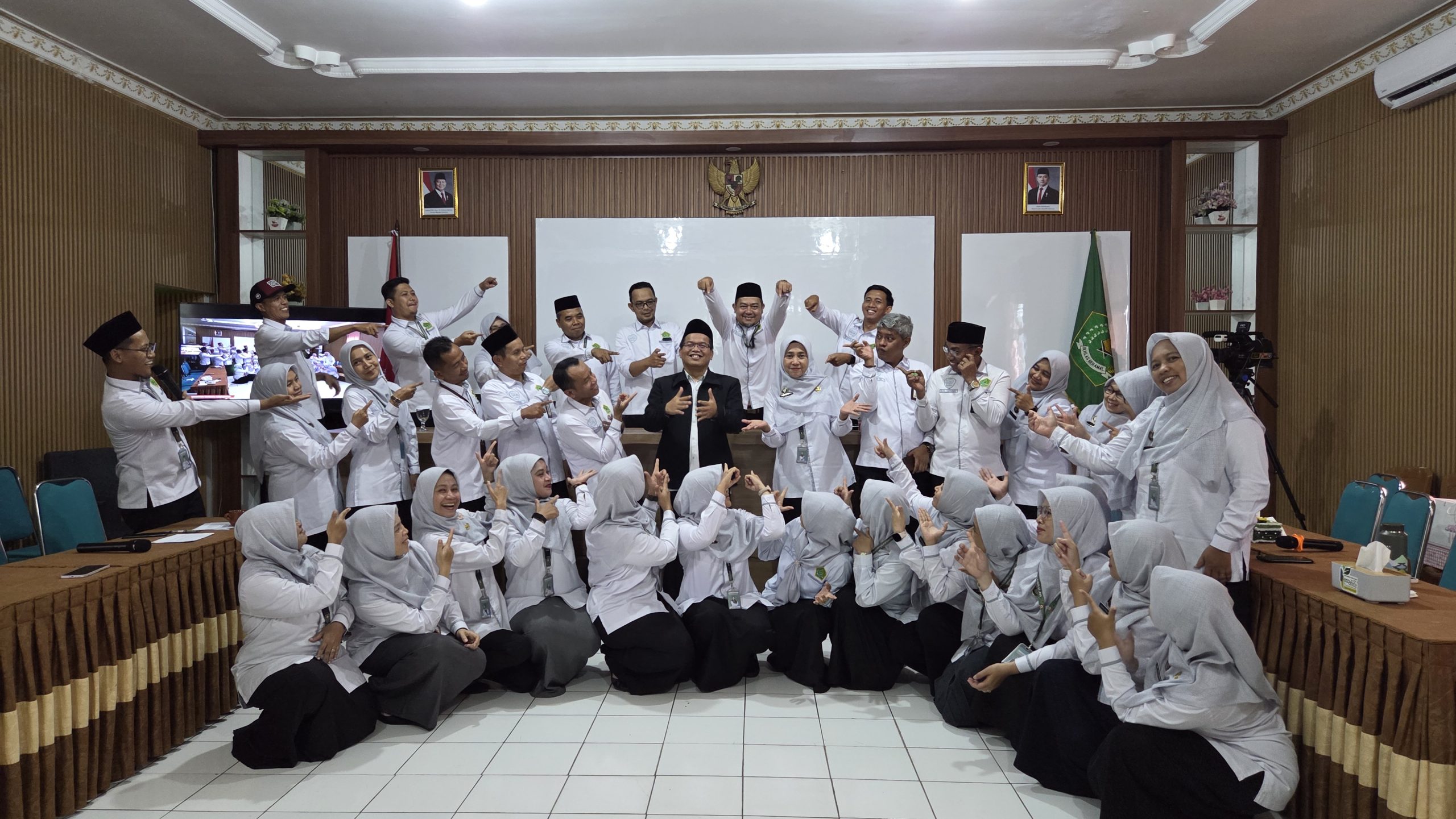 silaturahmi serta ramah tamah bersama Kepala Kankemenag Kabupaten Purbalingga (2024/2026) H. Zahid Khasani yang akan melanjutkan tugas sebagai Kepala Kankemenag Kabupaten Banjarnegara.