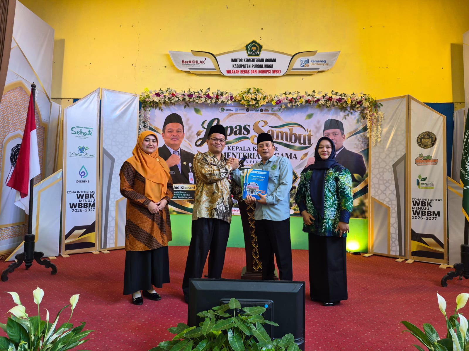penyerahan memori jabatan dari H. Zahid Khasani, kepada Kepala Kantor Kementerian Agama Kabupaten Purbalingga yang baru, H. Sarif Hidayat, dalam rangkaian lepas sambut