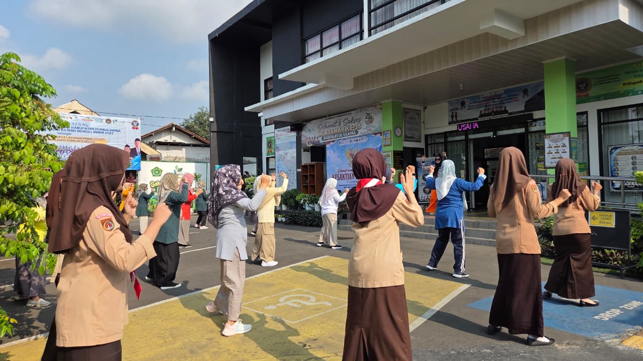 Kebugaran tubuh dan kebersamaan menjadi dampak yang dirasakan ASN Kantor Kementerian Agama Kabupaten Purbalingga melalui Program Jumat Sehat.