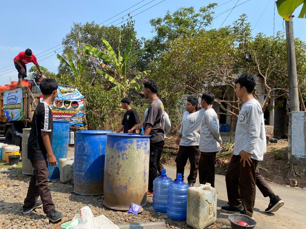 MTs Ma’arif NU 08 Panican Salurkan Bantuan Air Bersih untuk Warga Terdampak Kekeringan di Kemangkon
