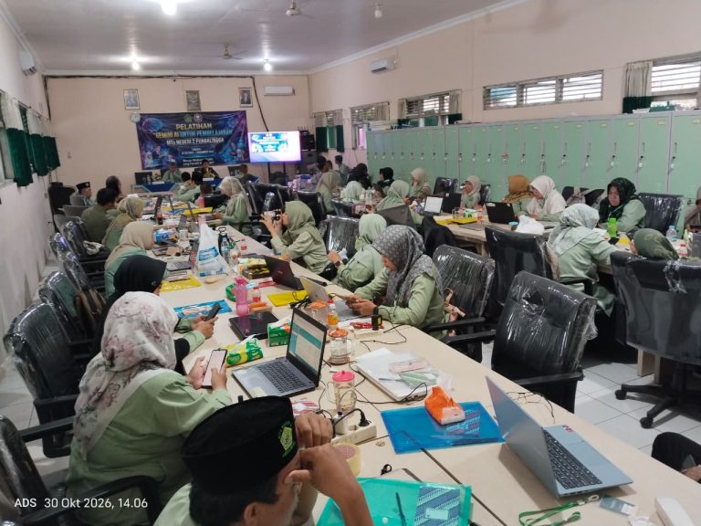 Pelatihan Gemini AI untuk Pembelajaran yang diselenggarakan di MTs Negeri 2 Purbalingga, Jumat (30/10/2026).